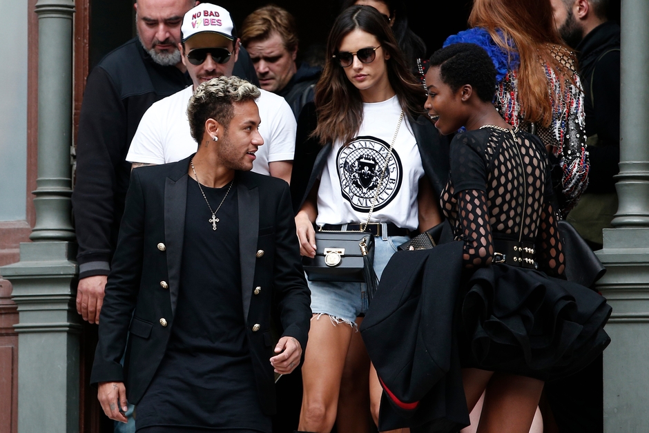 Fashion Week parisienne : Neymar avec une compagnie féminine inattendue!